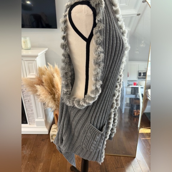 Gray Knit Vest with Faux Fur Trim - Picture 9 of 9
